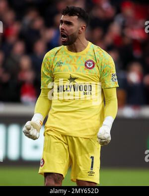 David Raya, portiere di Brentford, festeggia il secondo gol della partita durante la partita della Premier League presso il GTECH Community Stadium di Londra. Data immagine: Sabato 4 febbraio 2023. Foto Stock