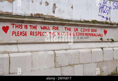 Londra, Regno Unito. 4th febbraio 2023. Parte del National Covid Memorial Wall, che è destinato a essere la sezione dei bambini, è stato vandalizzato con graffiti apparentemente Covid-negazione. Il Muro commemorativo sulla riva sud, di fronte alle Camere del Parlamento, contiene oltre 150.000 cuori rossi dipinti da volontari, uno per ogni vita persa a coronavirus. Credit: Vuk Valcic/Alamy Live News Foto Stock