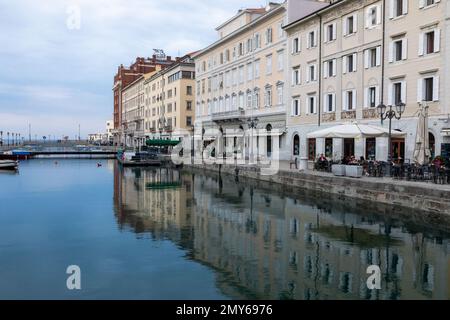 Tranquilla mattina d'autunno lungo il Canal Grande Trieste, Friuli-Venzia Giulia, Italia, Foto Stock