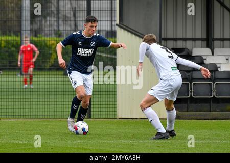 Swansea, Galles. 4 febbraio 2023. Henry Hearn di Millwall sotto la pressione di Arthur Parker di Swansea City durante il gioco della Professional Development League tra Swansea City Under 18 e Millwall Under 18 alla Swansea City Academy di Swansea, Galles, Regno Unito, il 4 febbraio 2023. Credit: Duncan Thomas/Majestic Media. Foto Stock