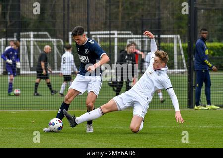 Swansea, Galles. 4 febbraio 2023. Henry Hearn of Millwall è affrontato da Arthur Parker di Swansea City durante il gioco della Professional Development League tra Swansea City Under 18 e Millwall Under 18 alla Swansea City Academy di Swansea, Galles, Regno Unito, il 4 febbraio 2023. Credit: Duncan Thomas/Majestic Media. Foto Stock