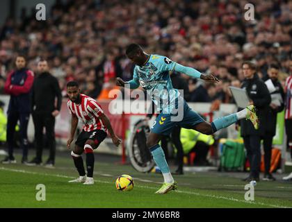 Londra, Regno Unito. 04th Feb, 2023. 4th febbraio 2023; GTECH Community Stadium, Brentford, Londra, Inghilterra; Premier League Football, Brentford contro Southampton; Paul Onuachu di Southampton dà il calcio alla palla Foto Stock