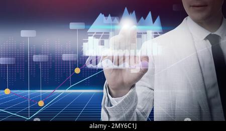 Commercio di Forex. Uomo che usa lo schermo virtuale, doppia esposizione Foto Stock