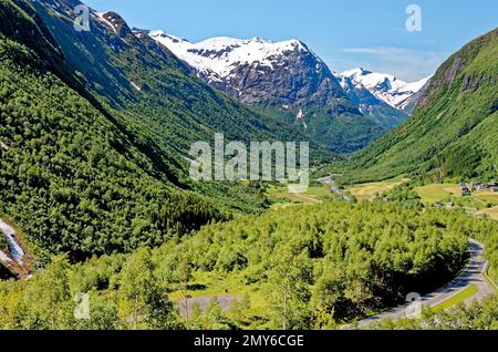 Destinazione di viaggio - bellissimo paesaggio con montagne vicino Hellesylt, Norvegia Foto Stock