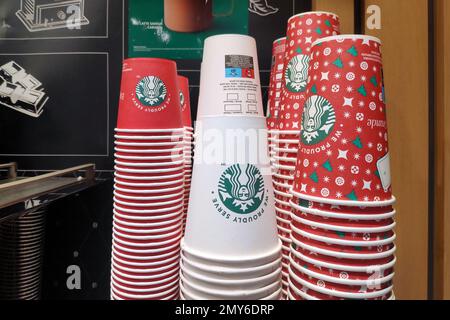 Avranches, Francia - Gennaio 25 2023: Stack di caffè Starbucks in cartone presso una stazione di servizio autostradale. Foto Stock