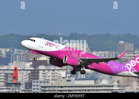 Prefettura di Fukuoka, Giappone - 02 luglio 2022: Aereo passeggeri Peach Airbus A320-200 (JA206P). Foto Stock