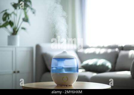 Moderno umidificatore d'aria sul tavolo nel soggiorno Foto Stock