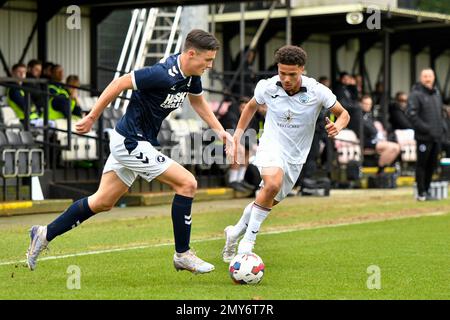 Swansea, Galles. 4 febbraio 2023. Henry Hearn di Millwall sotto la pressione di Zane Myers di Swansea City durante il gioco della Professional Development League tra Swansea City Under 18 e Millwall Under 18 alla Swansea City Academy di Swansea, Galles, Regno Unito, il 4 febbraio 2023. Credit: Duncan Thomas/Majestic Media. Foto Stock