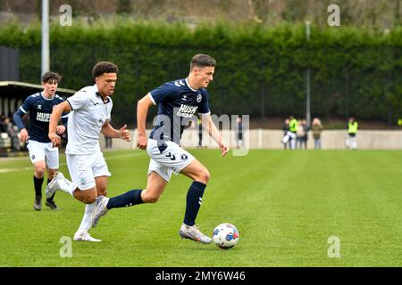 Swansea, Galles. 4 febbraio 2023. Henry Hearn di Millwall sotto la pressione di Zane Myers di Swansea City durante il gioco della Professional Development League tra Swansea City Under 18 e Millwall Under 18 alla Swansea City Academy di Swansea, Galles, Regno Unito, il 4 febbraio 2023. Credit: Duncan Thomas/Majestic Media. Foto Stock