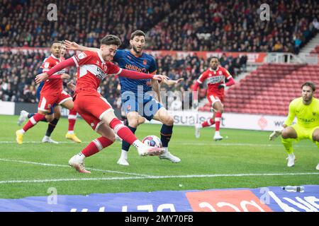 Middlesbrough, Regno Unito. 4th Feb 2023. Il Middlesbrough's Hayden Hackney attraversa la palla durante la partita del campionato Sky Bet tra Middlesbrough e Blackpool al Riverside Stadium di Middlesbrough sabato 4th febbraio 2023. (Foto: Trevor Wilkinson | NOTIZIE MI) Credit: NOTIZIE MI & Sport /Alamy Live News Foto Stock