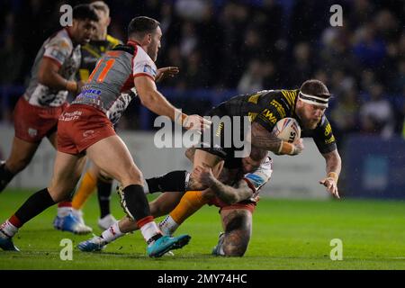 Josh McGuire #13 dei Wolves di Warrington è affrontato durante la partita di testimonianza della lega di rugby ben Currie Warrington Wolves vs Leigh Leopards allo stadio di Halliwell Jones, Warrington, Regno Unito, 4th febbraio 2023 (Foto di Steve Flynn/News Images) Foto Stock