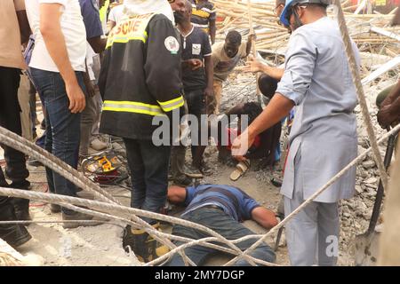 Squadre di salvataggio sul sito di un edificio di 2 piani in costruzione che crollò ad Abuja, capitale della Nigeria, il 2 febbraio 2023. Una persona è stata confermata morta, quattro persone sono state salvate in vita con gravi lesioni e molti sono stati intrappolati sotto le macerie dopo il crollo dell'edificio a due piani. Nigeria. Foto Stock