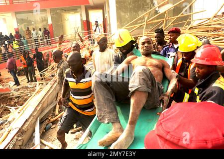 Squadre di salvataggio sul sito di un edificio di 2 piani in costruzione che crollò ad Abuja, capitale della Nigeria, il 2 febbraio 2023. Una persona è stata confermata morta, quattro persone sono state salvate in vita con gravi lesioni e molti sono stati intrappolati sotto le macerie dopo il crollo dell'edificio a due piani. Nigeria. Foto Stock