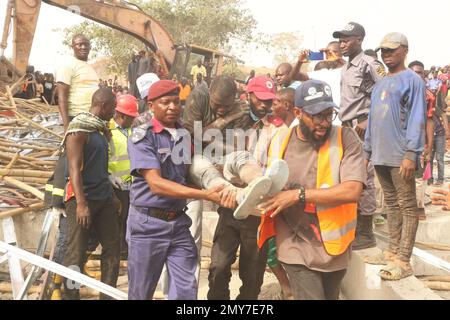 Squadre di salvataggio sul sito di un edificio di 2 piani in costruzione che crollò ad Abuja, capitale della Nigeria, il 2 febbraio 2023. Una persona è stata confermata morta, quattro persone sono state salvate in vita con gravi lesioni e molti sono stati intrappolati sotto le macerie dopo il crollo dell'edificio a due piani. Nigeria. Foto Stock