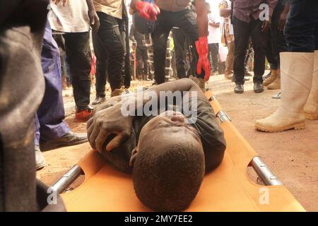 Squadre di salvataggio sul sito di un edificio di 2 piani in costruzione che crollò ad Abuja, capitale della Nigeria, il 2 febbraio 2023. Una persona è stata confermata morta, quattro persone sono state salvate in vita con gravi lesioni e molti sono stati intrappolati sotto le macerie dopo il crollo dell'edificio a due piani. Nigeria. Foto Stock