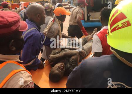 Squadre di salvataggio sul sito di un edificio di 2 piani in costruzione che crollò ad Abuja, capitale della Nigeria, il 2 febbraio 2023. Una persona è stata confermata morta, quattro persone sono state salvate in vita con gravi lesioni e molti sono stati intrappolati sotto le macerie dopo il crollo dell'edificio a due piani. Nigeria. Foto Stock