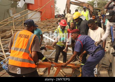 Squadre di salvataggio sul sito di un edificio di 2 piani in costruzione che crollò ad Abuja, capitale della Nigeria, il 2 febbraio 2023. Una persona è stata confermata morta, quattro persone sono state salvate in vita con gravi lesioni e molti sono stati intrappolati sotto le macerie dopo il crollo dell'edificio a due piani. Nigeria. Foto Stock