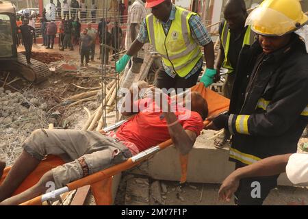 Squadre di salvataggio sul sito di un edificio di 2 piani in costruzione che crollò ad Abuja, capitale della Nigeria, il 2 febbraio 2023. Una persona è stata confermata morta, quattro persone sono state salvate in vita con gravi lesioni e molti sono stati intrappolati sotto le macerie dopo il crollo dell'edificio a due piani. Nigeria. Foto Stock