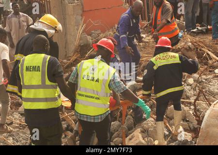 Squadre di salvataggio sul sito di un edificio di 2 piani in costruzione che crollò ad Abuja, capitale della Nigeria, il 2 febbraio 2023. Una persona è stata confermata morta, quattro persone sono state salvate in vita con gravi lesioni e molti sono stati intrappolati sotto le macerie dopo il crollo dell'edificio a due piani. Nigeria. Foto Stock