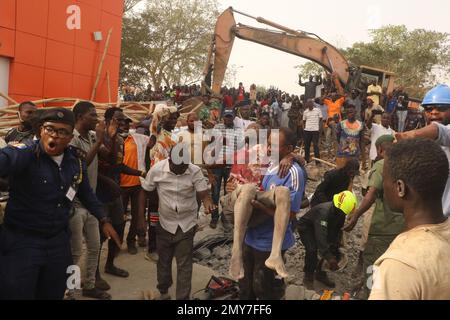 Squadre di salvataggio sul sito di un edificio di 2 piani in costruzione che crollò ad Abuja, capitale della Nigeria, il 2 febbraio 2023. Una persona è stata confermata morta, quattro persone sono state salvate in vita con gravi lesioni e molti sono stati intrappolati sotto le macerie dopo il crollo dell'edificio a due piani. Nigeria. Foto Stock