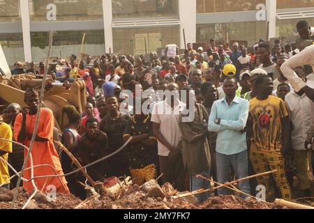 Squadre di salvataggio sul sito di un edificio di 2 piani in costruzione che crollò ad Abuja, capitale della Nigeria, il 2 febbraio 2023. Una persona è stata confermata morta, quattro persone sono state salvate in vita con gravi lesioni e molti sono stati intrappolati sotto le macerie dopo il crollo dell'edificio a due piani. Nigeria. Foto Stock