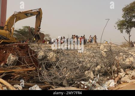 Squadre di salvataggio sul sito di un edificio di 2 piani in costruzione che crollò ad Abuja, capitale della Nigeria, il 2 febbraio 2023. Una persona è stata confermata morta, quattro persone sono state salvate in vita con gravi lesioni e molti sono stati intrappolati sotto le macerie dopo il crollo dell'edificio a due piani. Nigeria. Foto Stock