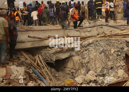 Squadre di salvataggio sul sito di un edificio di 2 piani in costruzione che crollò ad Abuja, capitale della Nigeria, il 2 febbraio 2023. Una persona è stata confermata morta, quattro persone sono state salvate in vita con gravi lesioni e molti sono stati intrappolati sotto le macerie dopo il crollo dell'edificio a due piani. Nigeria. Foto Stock