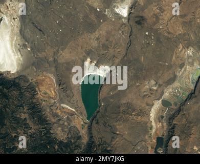 Lago Abert, Oregon, Stati Uniti. 27th Jan, 2023. Un'immagine di Landsat 7 mostra il lago nell'ottobre 2002, quando i livelli dell'acqua erano quasi ai più alti livelli che hanno avuto negli ultimi due decenni. Ogni anno, decine di migliaia di uccelli si riversano sul lago Abert mentre si dirigono da parti del Grande Bacino verso il Pacific Flyway, una via di migrazione che si estende dall'Alaska al Sud America. Il lago poco profondo e salato nell'Oregon meridionale ha funzionato a lungo come un buffet a volontà per molti di questi viaggiatori alati con grandi quantità di mosche alcaline e piccoli crostacei chiamati gamberi salati. Il lago mos Foto Stock