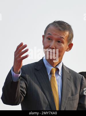 Mumbai, India. 03rd Feb, 2023. Kishimoto Shuhei, governatore della prefettura di Wakayama, gesti giapponesi durante la firma del Memorandom of Understanding (MOU) tra Maharashtra e Wakayama prefectural, Giappone a Mumbai. Il wrestling giapponese del sumo e il Kushti (wrestling tradizionale) sono stati l'attrazione speciale all'evento tenuto al Gateway of India a Mumbai. (Foto di Ashish Vaishnav/SOPA Images/Sipa USA) Credit: Sipa USA/Alamy Live News Foto Stock