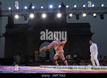 Mumbai, India. 03rd Feb, 2023. I lottatori giapponesi di sumo dimostrano una mossa di lotta alla firma del Memorandom of Understanding (MOU) tra Maharashtra e Wakayama Prefectural, Giappone a Mumbai. Il wrestling giapponese del sumo e il Kushti (wrestling tradizionale) sono stati l'attrazione speciale all'evento tenuto al Gateway of India a Mumbai. (Foto di Ashish Vaishnav/SOPA Images/Sipa USA) Credit: Sipa USA/Alamy Live News Foto Stock
