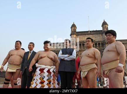 Mumbai, India. 03rd Feb, 2023. L-R Kishimoto Shuhei, Governatore della prefettura di Wakayama, Giappone presenta un ricordo al Vice Capo Ministro di Maharashtra, Devendra Fadnavis posa per una foto con i lottatori di Sumo alla firma del Memorandom of Understanding (MOU) tra Maharashtra e Wakayama prefettural, Giappone a Mumbai. Il wrestling giapponese del sumo e il Kushti (wrestling tradizionale) sono stati l'attrazione speciale all'evento tenuto al Gateway of India a Mumbai. (Foto di Ashish Vaishnav/SOPA Images/Sipa USA) Credit: Sipa USA/Alamy Live News Foto Stock