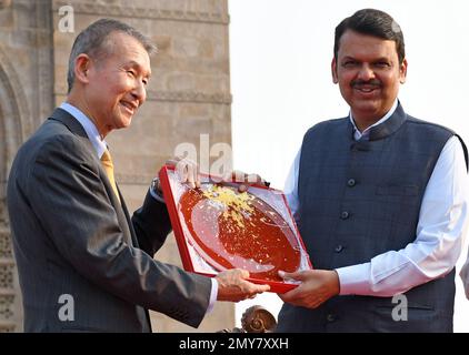 Mumbai, India. 03rd Feb, 2023. L-R Kishimoto Shuhei, Governatore della prefettura di Wakayama, Giappone presenta un ricordo al Vice Capo Ministro del Maharashtra, Devendra Fadnavis alla firma del Memorandom of Understanding (MOU) tra Maharashtra e Wakayama prefectural, Giappone a Mumbai. Il wrestling giapponese del sumo e il Kushti (wrestling tradizionale) sono stati l'attrazione speciale all'evento tenuto al Gateway of India a Mumbai. (Foto di Ashish Vaishnav/SOPA Images/Sipa USA) Credit: Sipa USA/Alamy Live News Foto Stock