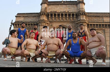 Mumbai, India. 03rd Feb, 2023. I giocatori indiani Kushti (wrestling) e i lottatori giapponesi di sumo posano per una foto davanti a Gateway of India alla firma del Memorandom of Understanding (MOU) tra Maharashtra e Wakayama Prefectural, Giappone a Mumbai. Il wrestling giapponese del sumo e il Kushti (wrestling tradizionale) sono stati l'attrazione speciale all'evento tenuto al Gateway of India a Mumbai. (Foto di Ashish Vaishnav/SOPA Images/Sipa USA) Credit: Sipa USA/Alamy Live News Foto Stock