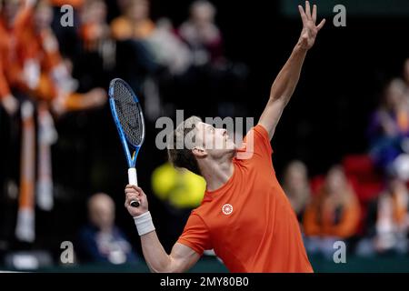 GRONINGEN - Tim van Rijthoven (Paesi Bassi) in azione contro Alex Molcan (Slovacchia) durante il turno di qualificazione per le finali della Coppa Davis. Il vincitore si qualificherà per la fase di gruppo delle finali della Coppa Davis di settembre. ANP SANDER KONING netherlands OUT - belgium OUT Credit: ANP/Alamy Live News Foto Stock