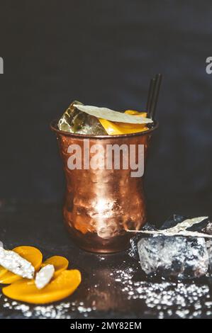 Bicchiere di gustoso cocktail di mango margarita su sfondo scuro. Stile vintage. Foto di alta qualità Foto Stock
