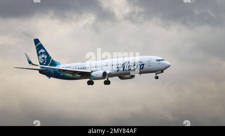 Everett, WA, USA - 3 febbraio 2023; Alaska Airlines Next Generation 737 900 sull'approccio finale durante le tempeste Foto Stock