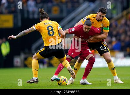 Darwin Nunez di Liverpool (al centro) batte per la palla con Ruben Neves di Wolverhampton Wanderers (a sinistra) e Max Kilman durante la partita della Premier League al Molineux Stadium, Wolverhampton. Data immagine: Sabato 4 febbraio 2023. Foto Stock