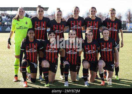 Vinovo, Italia, 4th febbraio 2023. L'AC Milan a partire undici line up per una foto di squadra prima del calcio d'inizio, back row ( L to R ); Laura Giuliani, Martina Piemonte, Gudny Arnadottir, Malgorzata Gosia Mesjasz, Aniek Nouwen e Kamila Dubcova, prima fila ( L-R ); Lindsey Thomas, Marta Mascarello, Kosovare Allani, Valentina Bergamaschi e Christy Grimshaw, nella Serie A Femminile al Juventus Training Centre di Torino. L'immagine di credito dovrebbe essere: Jonathan Moskrop / Sportimage Foto Stock