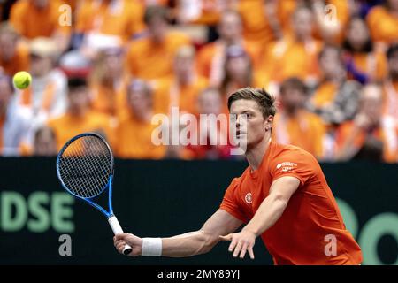 GRONINGEN - Tim van Rijthoven (Paesi Bassi) in azione contro Alex Molcan (Slovacchia) durante il turno di qualificazione per le finali della Coppa Davis. Il vincitore si qualificherà per la fase di gruppo delle finali della Coppa Davis di settembre. LEVIGATRICE AP KING Foto Stock