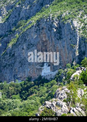 Monastero di Ostrog visto dalla strada sottostante Foto Stock