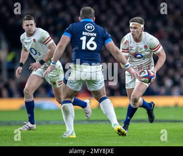 4th febbraio 2023; Twickenham Stadium, Londra, Inghilterra: Sei Nazioni internazionali Rugby Inghilterra contro Scozia; Owen Farrell d'Inghilterra guarda passare la palla Foto Stock