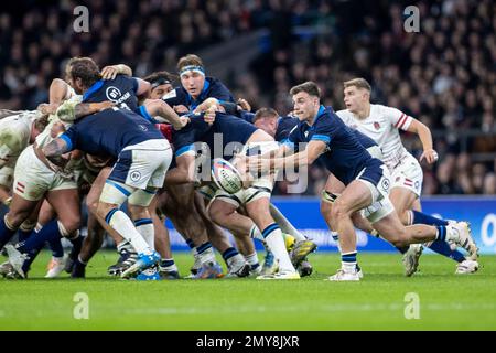 4th febbraio 2023; Twickenham Stadium, Londra, Inghilterra: Sei Nazioni internazionali Rugby Inghilterra contro Scozia; George Horne di Scozia libera la palla Foto Stock