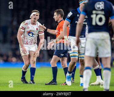 4th febbraio 2023; Twickenham Stadium, Londra, Inghilterra: Sei Nazioni internazionali di rugby Inghilterra contro Scozia; un esausto e bandito Owen Farrell d'Inghilterra Foto Stock