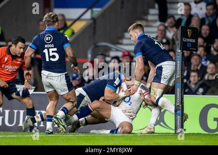 4th febbraio 2023; Twickenham Stadium, Londra, Inghilterra: Sei Nazioni internazionali di rugby Inghilterra contro Scozia; Marcus Smith d'Inghilterra è spinto in contatto Foto Stock