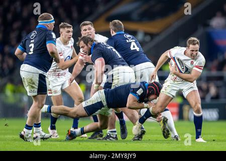 4th febbraio 2023; Twickenham Stadium, Londra, Inghilterra: Sei Nazioni internazionali di rugby Inghilterra contro Scozia; Max Malins d'Inghilterra fa una pausa Foto Stock