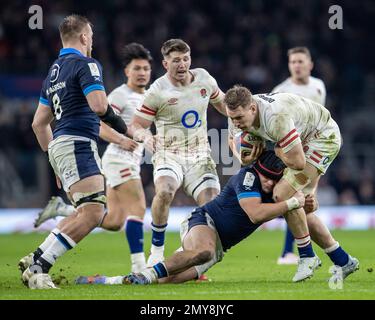 4th febbraio 2023; Twickenham Stadium, Londra, Inghilterra: Sei Nazioni internazionali di rugby Inghilterra contro Scozia; Alex Dombrandt d'Inghilterra è affrontato Foto Stock