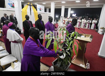 Papa Francesco frequenta un servizio di preghiera ecumenica nel Mausoleo Giovanni Garang di Juba, Soudan meridionale, il 4 febbraio 2023. Insieme all'Arcivescovo di Canterbury Justin Welby e al moderatore Presbiteriano scozzese Iain GreenShields, il Papa trascorre tre giorni in Sudan meridionale per un pellegrinaggio ecumenico per la pace. Foto: (EV) Vaticano Media / ABACAPRESS.COM Foto Stock