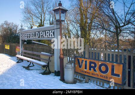 Stazione del parco di sheffield in inverno sulla ferrovia Bluebell nel Sussex orientale Foto Stock