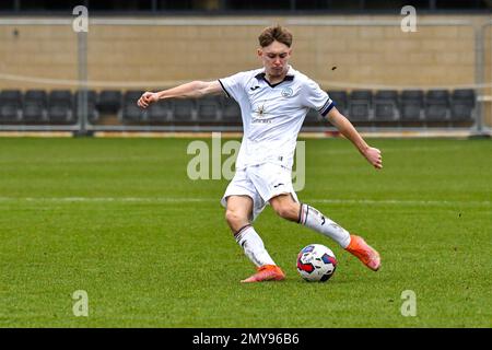 Swansea, Galles. 4 febbraio 2023. Joshua Carey di Swansea City in azione durante il gioco della Professional Development League tra Swansea City Under 18 e Millwall Under 18 alla Swansea City Academy di Swansea, Galles, Regno Unito, il 4 febbraio 2023. Credit: Duncan Thomas/Majestic Media. Foto Stock