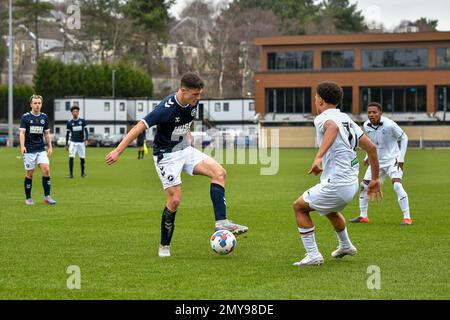 Swansea, Galles. 4 febbraio 2023. Henry Hearn di Millwall sotto la pressione di Zane Myers di Swansea City durante il gioco della Professional Development League tra Swansea City Under 18 e Millwall Under 18 alla Swansea City Academy di Swansea, Galles, Regno Unito, il 4 febbraio 2023. Credit: Duncan Thomas/Majestic Media. Foto Stock